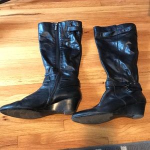 Black wedge boot